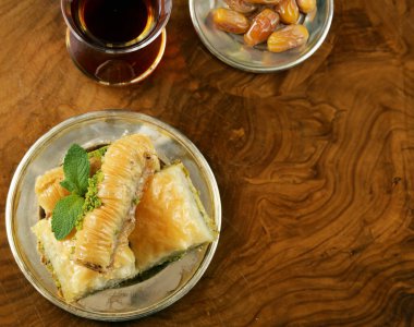 Geleneksel Arap Türk baklavası ve çayı