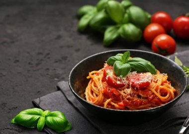 Domates soslu spagetti ve parmesan peyniri.