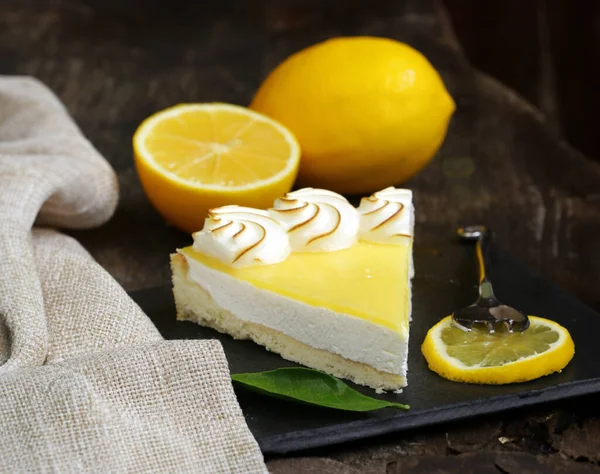 Tarta Limón Con Merengue Limones Frescos Sobre Mesa —  Fotos de Stock