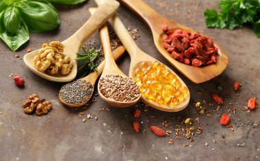 süper yiyecek ürünleri chia tohumu, goji tohumu, fındık