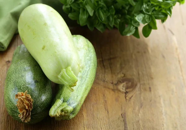 Färsk Ekologisk Zucchini För Hälsosam Kost — Stockfoto