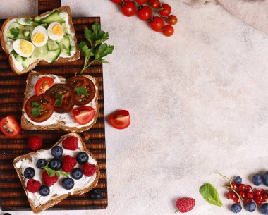 Tahtada sağlıklı beslenmek için çeşitli sandviçler.