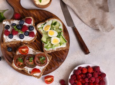 Tahtada sağlıklı beslenmek için çeşitli sandviçler.