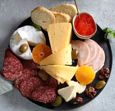 Peynirli abur cubur tabağı, jambon, salam ve kraker.