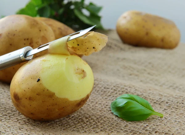 Naturalne Organiczne Surowe Ziemniaki Obieranie — Zdjęcie stockowe