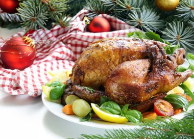 Noel masası için sebzeli fırında tavuk.