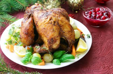 Noel masası için sebzeli fırında tavuk.