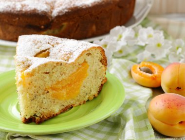 Kayısı ve pudra şekerli ev yapımı turta.