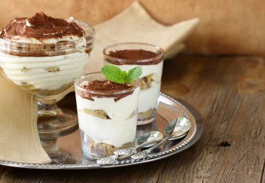 tiramisu bir bardak İtalyan geleneksel tatlısında