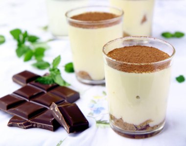 tiramisu bir bardak İtalyan geleneksel tatlısında