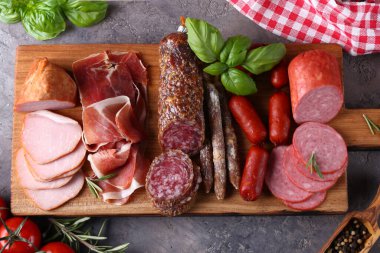 Karışık meze, jambon, salam, prosciutto.