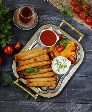 Geleneksel aperatif borek ve masada soslar.