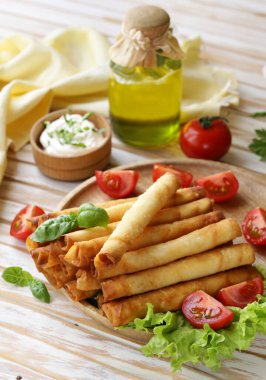 Geleneksel aperatif borek ve masada soslar.