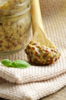 Kavanozda geleneksel Dijon hardal sosu