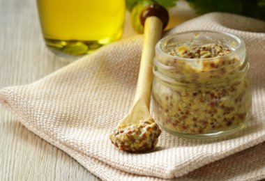 Kavanozda geleneksel Dijon hardal sosu