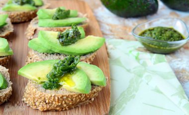 Avokado ve pesto soslu sandviç.