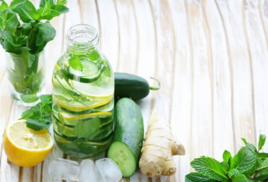 Limon, salatalık ve Sassi ile detoks içeceği.