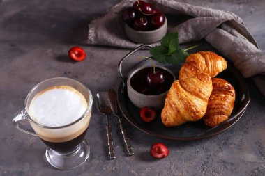 Reçelli taze kahvaltı kruvasanı.