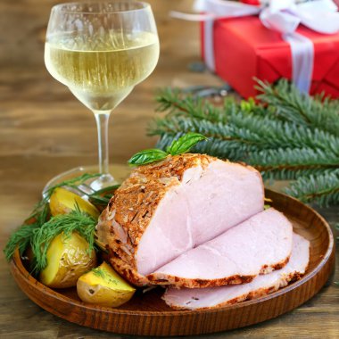 Tatil masası için fırında et.