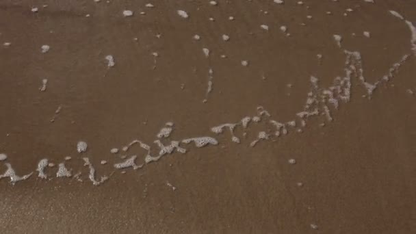 海浪或海浪滚到岸上 图库视频片段