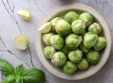 Doğal organik Brüksel lahanaları sağlıklı yiyecekler üretir.