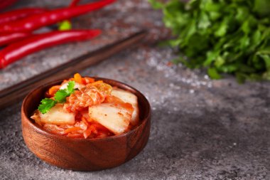 Tahta bir kasede Kore lahana turşusu.