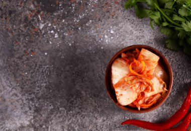 Tahta bir kasede Kore lahana turşusu.