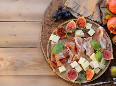 Peynirli, jambonlu ve taze incirli abur cubur.