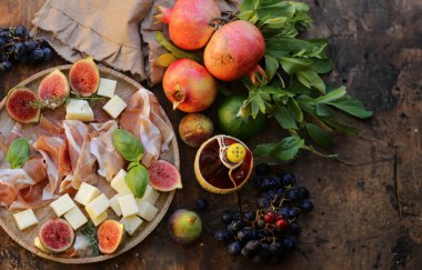 Peynirli, jambonlu ve taze incirli abur cubur.