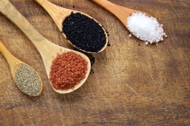 farklı tuz türleri - siyah, pembe, kırmızı