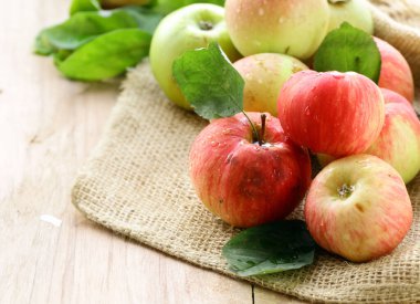 Doğal organik meyve elmaları masada.