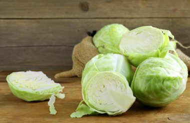 Ahşap masada organik beyaz lahana