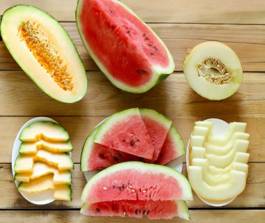Ahşap masa üzerinde kavun ve karpuz çeşitleri.
