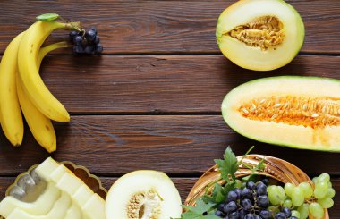 Ahşap masa üzerinde kavun ve karpuz çeşitleri.