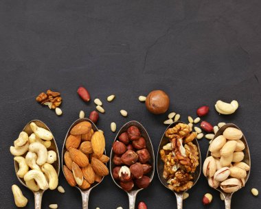 Sağlıklı beslenmek için farklı fındıklar.