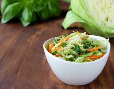 Organik lahana ve havuçlu taze lahana salatası.