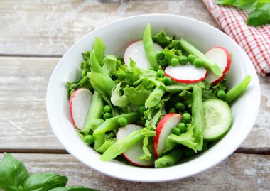 Sağlıklı yemek için taze marul ve turp salatası.