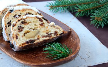 Geleneksel Noel pastaları şenlik masasında çalındı.