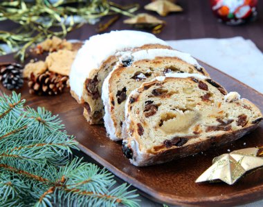 Geleneksel Noel pastaları şenlik masasında çalındı.