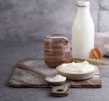Doğal taze organik süt ürünleri masada.