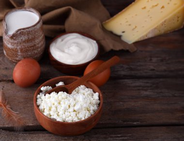 Doğal taze organik süt ürünleri masada.