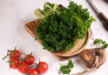 Masada taze organik maydanoz var.