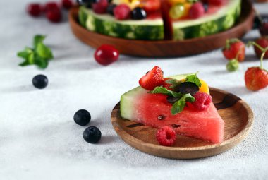 taze böğürtlenli karpuz meyveli pizza