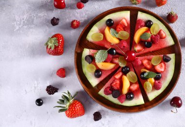 taze böğürtlenli karpuz meyveli pizza