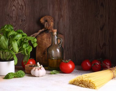 Makarna yapmak için malzemeler - domates, fesleğen, sarımsak