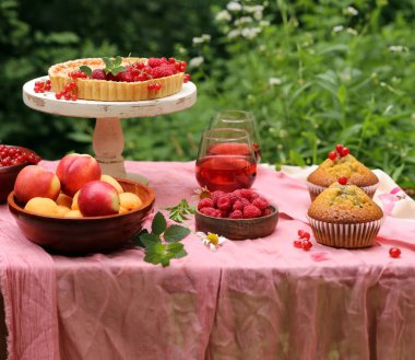 Dışarıda piknik masası var.