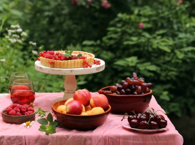 Dışarıda piknik masası var.