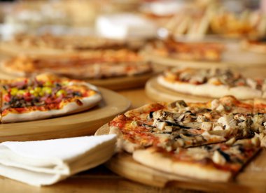 Bir ziyafet, sandviç ve pizza için büfe masası.