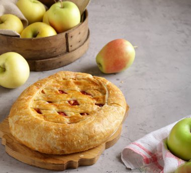 Ev yapımı geleneksel elmalı turta pişirme.