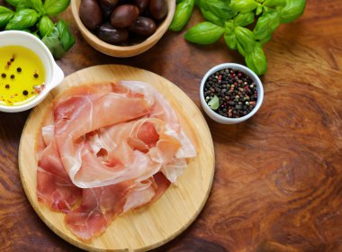 Tahta tahtada fesleğenli jambon.